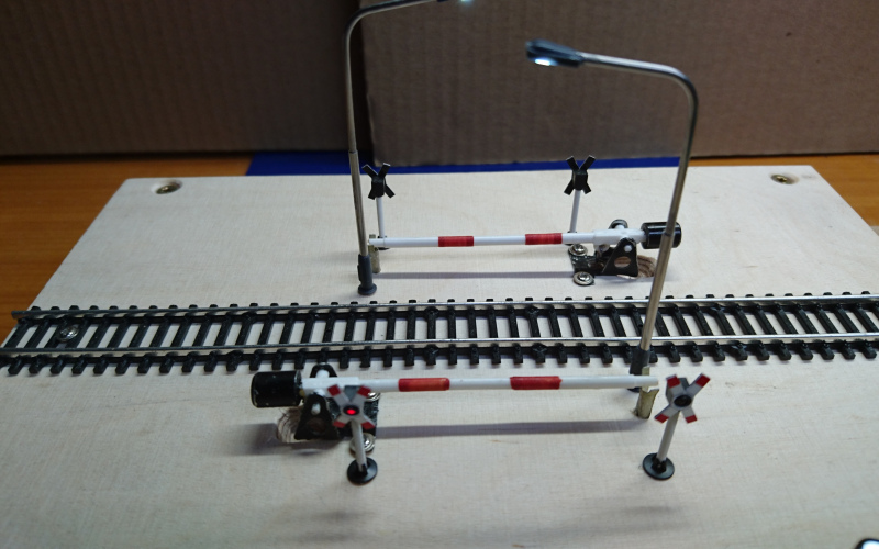 4.1.1 Servo Steuerung für einen 2-spurigen Bahnübergang mit Wechselblinkern, Straßenbeleuchtung, programmierbar