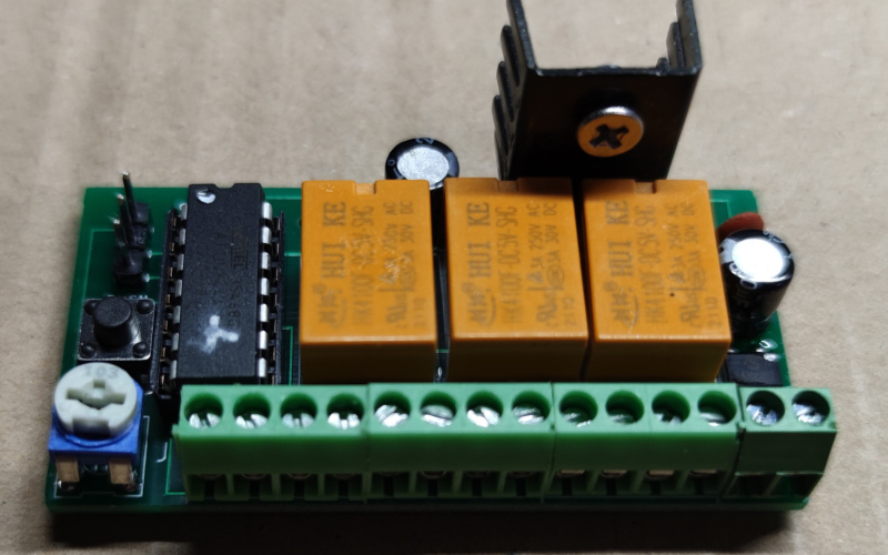 1.3.4 Steuermodul für den Servo einer Segment - Drehscheibe mit Fahrstromzuschaltung, 3 Abgänge